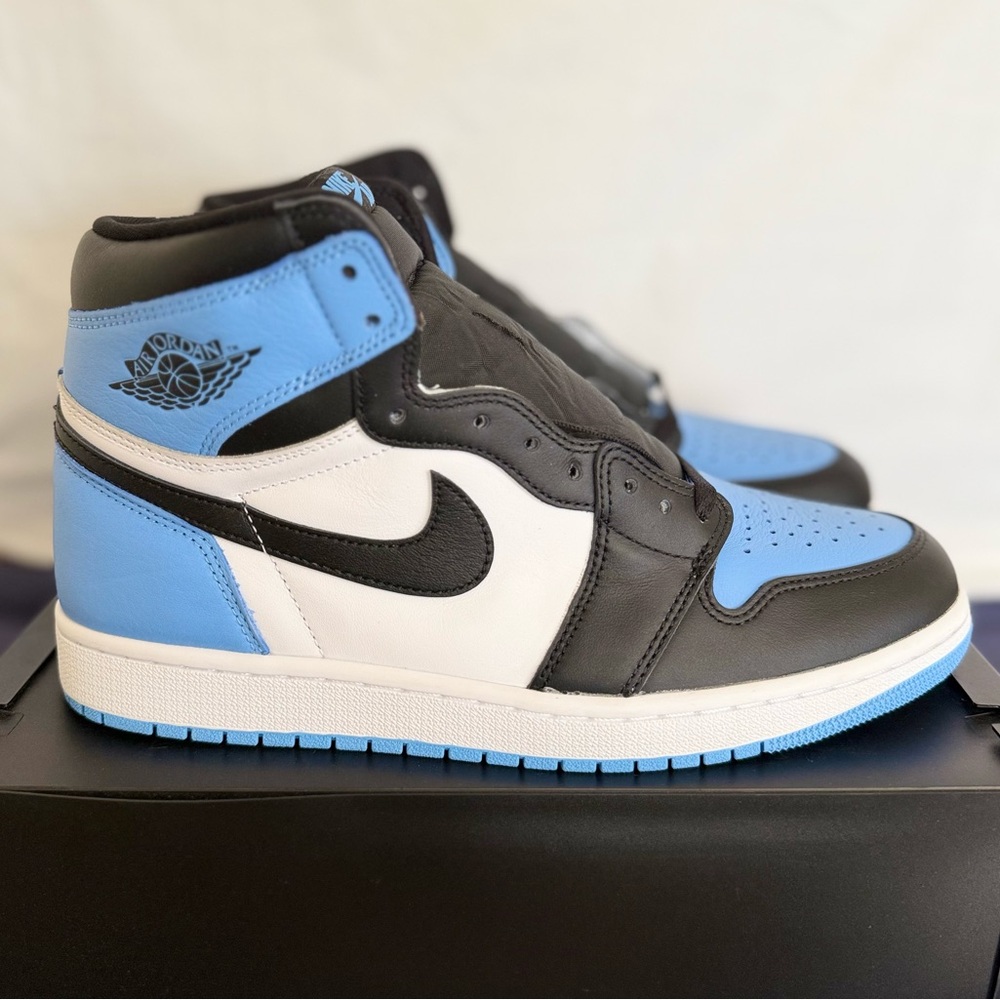 AUTHENTIC Jordan 1 Retro High OG UNC Toe size 10.5 DZ5485-400 2023 BRAND NEW